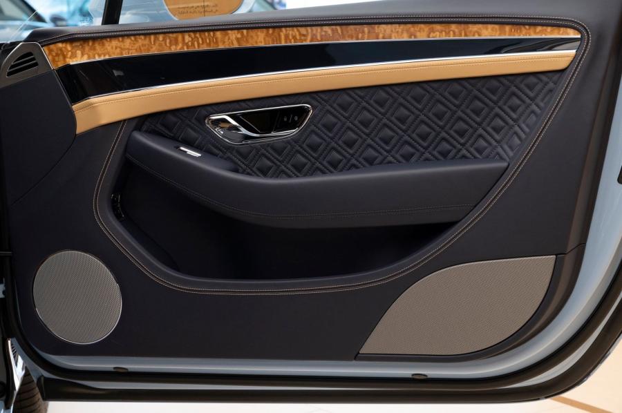 Детали интерьера Bentley Continental GT 2020 года  (UAE) (фото 3 из 10)